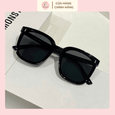 Kính râm đen gọng lớn