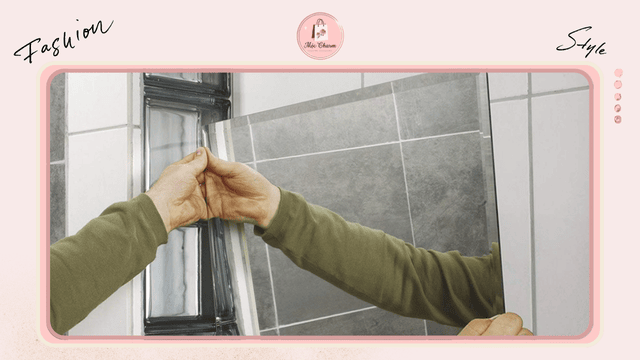 Gương dán được bóc ra và dán lại ở vị trí khác trong cùng căn phòng