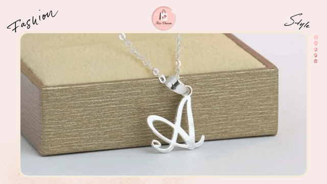 Vòng cổ khắc chữ cái đầu tiên